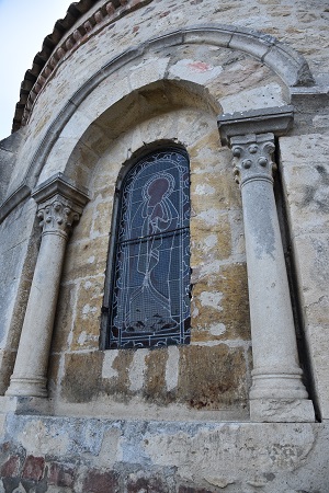 Baie de l'abside de l'église de Baneins vue de l'extérieur