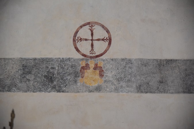 Une croix de consécration de l'église de Baneins