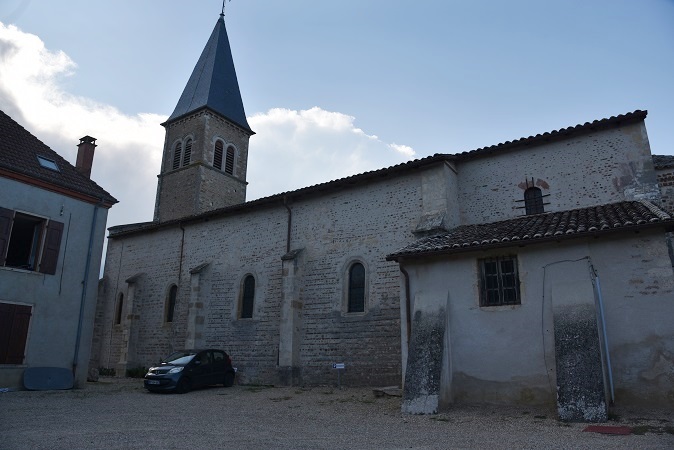 Façade sud de l'église de Baneins