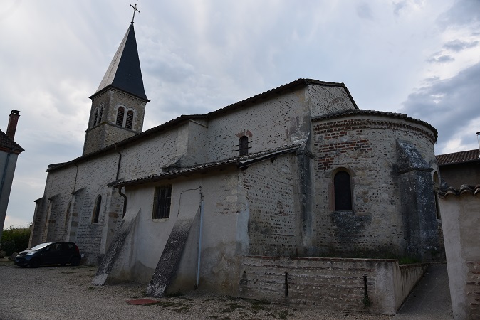 Façade sud de l'abside de l'église de Baneins