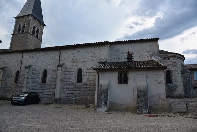 Façade sud de l'église de Baneins