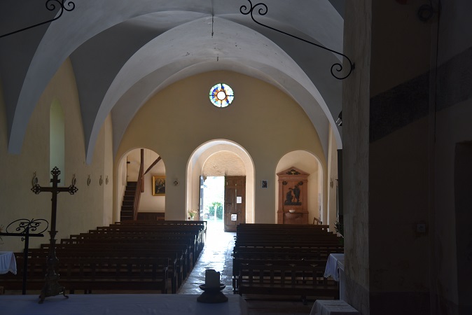 Nef de l'église de Baneins