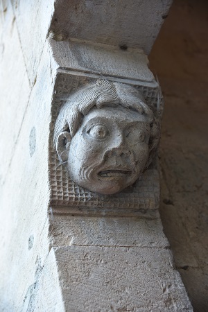 Porte latérale e l'église de Valeins