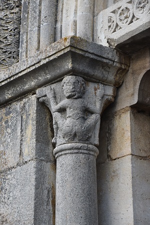 sculpture du chapiteau gauche